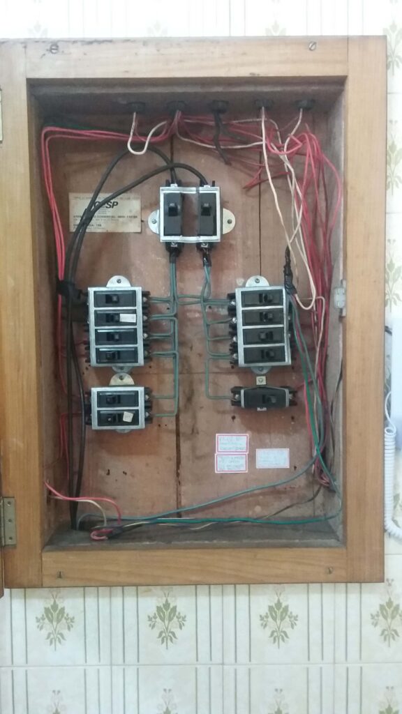 Quadro de distribuição elétrica antes