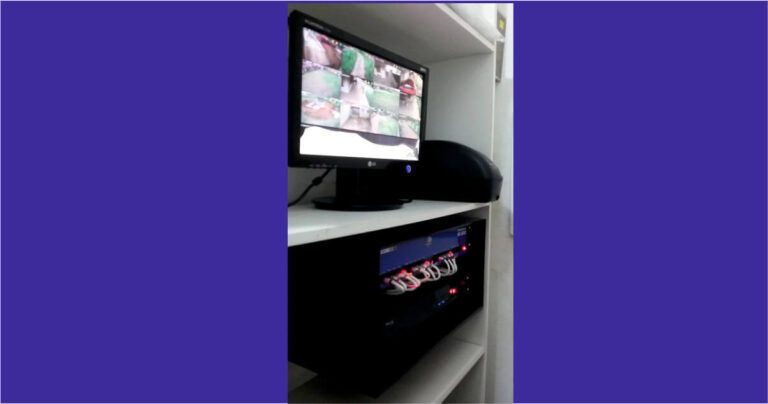 Rack com monitor e dvr cftv