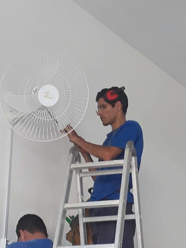 eletricista instalando ventilador