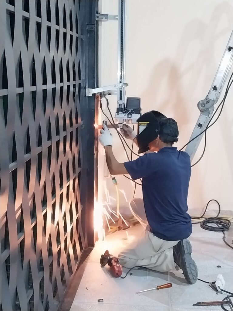 Instalação de automatizador basculante-solda do suporte
